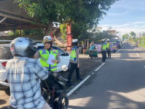 Operasi Keselamatan Candi 2024, Satlantas Polres Sukoharjo Bagi Leaflet Tertib Berlalu Lintas