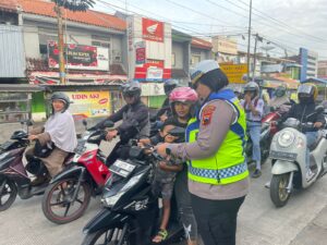 Polisi di Batang Sosialisasikan Operasi Keselamatan Lalu Lintas Pada Pengendara