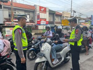 Utamakan Keselamatan, Polisi Edukasi Masyarakat Dengan Membagikan Pamflet