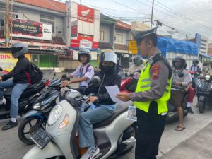 Aksi Polisi: Pembagian Brosur Ops Keselamatan Lalu Lintas Candi 2024 di Batang