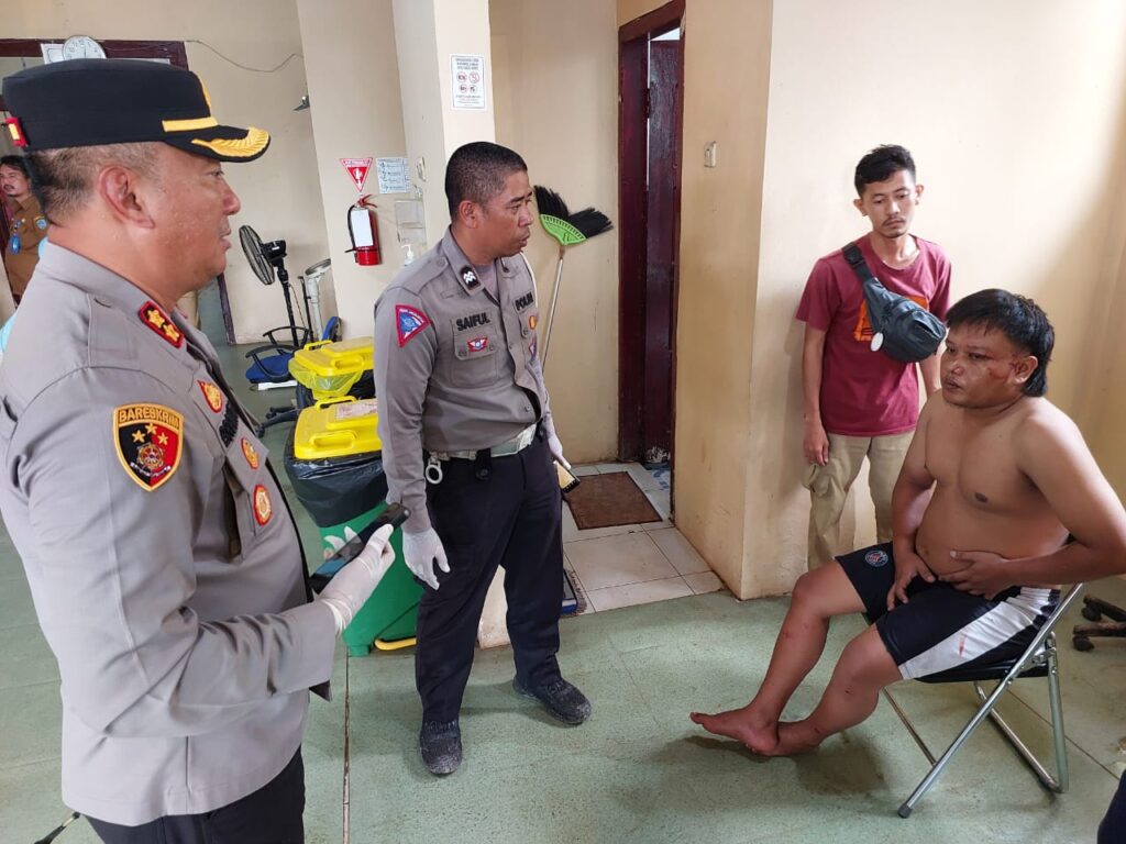 Menjenguk Korban Laka lantas, Kapolres Lamandau Didampingi Kasat Lantas