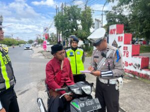 Personel Operasi Keselamatan Telabang Tegur Pelanggar Secara Humanis