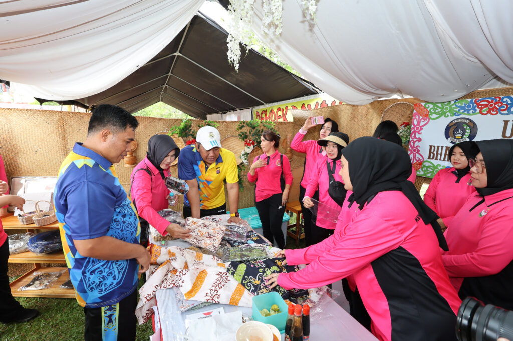 HUT YKB Ke-44, Bhayangkari Polda Kalteng Gelar Olahraga Bersama dan Bazar UMKM