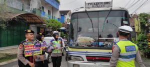 Personil Polres Banjarnegara Beri Himbauan Tingkatkan Kesadaraan Tertib Lalu Lintas