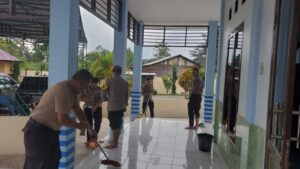 TNI-Polri di Kab. Humbahas Gotong Royong Bersihkan Masjid Sambut Bulan Ramadan 1445 H