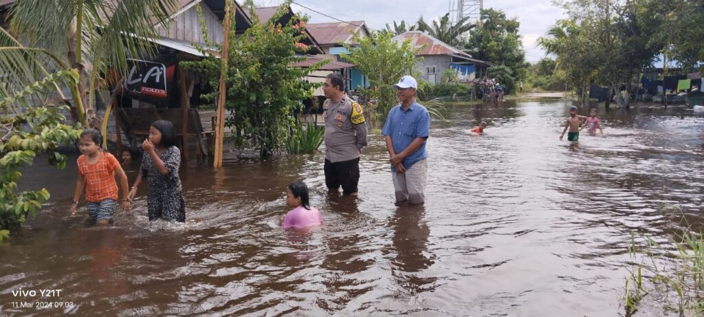 Bhabinkamtibmas Tumbang Tahai Cek Luapan DAS Rungan di Jalan Ramses Ujung