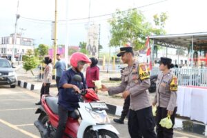 Berkah Ramadhan, Polres Barsel Bagikan Takjil Gratis Untuk Masyarakat