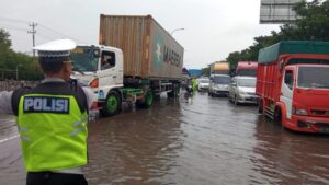 Jalan Pantura di Semarang Terendam Banjir Dengan Ketinggian Hingga 1,5 Meter