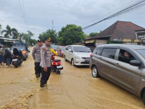 Gerak Cepat, Polsek Kayen Atur Lalulintas di Jalan yang Terendam Banjir