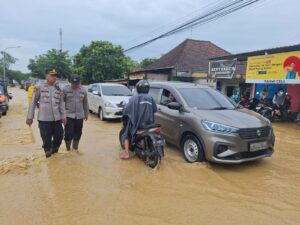 Polsek Kayen Beri Pengaturan Lalu Lintas di Titik Banjir, Kapolsek Imbau Warga Waspada