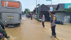 Kapolsek Kayen dan Personel Polsek Turun ke Lapangan Atasi Banjir dan Kemacetan