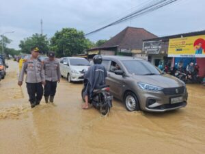 Gerak Cepat, Polsek Kayen Atur Lalulintas di Jalan yang Terendam Banjir