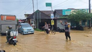 Derita Banjir di Kayen: Polsek Lakukan Pengaturan Lalu Lintas untuk Cegah Kecelakaan