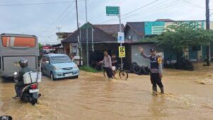 Gerak Cepat, Polsek Kayen Pati Atur Lalulintas di Jalan yang Terendam Banjir