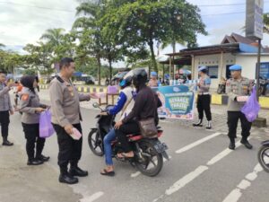 Kapolres Gunung Mas Turun Ke Jalan Bagi-Bagi Takjil Dibulan Suci Ramadan