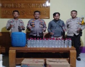 Jelang Ramadan, Polsek Subah Berhasil Amankan 70 Botol Miras