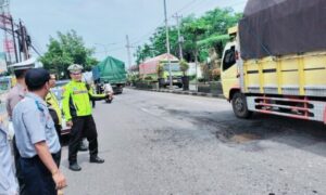 Utamakan Keselamatan, Satlantas Polres Batang Tandai Jalan Berlubang