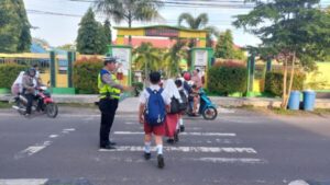 Kepolisian Tiap Pagi Atur Lalulintas Di Depan Sekolahan Kota Sukamara