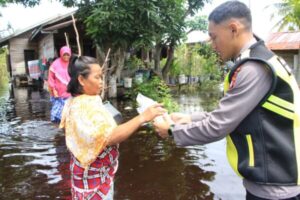 Terjun Ke Pemukiman, Rumkit Bhayangkara Beri Layanan Kesehatan Korban Banjir