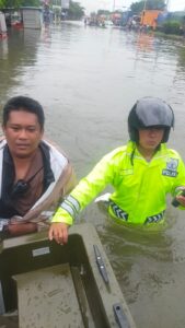 Semarang Diterjang Banjir, Polisi Bantu Evakuasi Korban