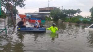 Diterjang Banjir, Polisi Bantu Evakuasi Korban di Semarang