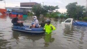 Korban Banjir di Semarang Dievakuasi Polisi