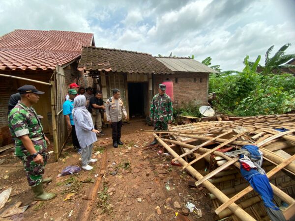 TNI Polri dan BPBD Bantu Warga Bersihkan Puing-Puing Runtuhan Akibat Puting Beliung