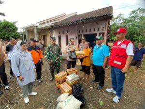 Sinergitas TNI Polri dan BPBD Bantu Warga Bersihkan Reruntuhan Rumah Akibat Diterjang Angin Puting Beliung