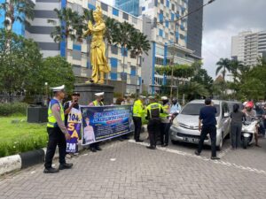 Ops Keselamatan Candi, Sat Lantas Polres Sukoharjo Bagikan Takjil