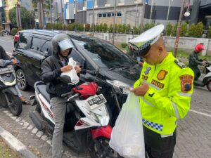 Polres Sukoharjo Bagikan Takjil saat Ops Keselamatan Candi