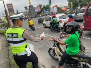 Sat Lantas Polres Sukoharjo Bagikan Takjil saat Ops Keselamatan Candi