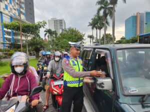 Bagikan Takjil Gratis, Personil Sat Lantas Polres Sukoharjo Turun ke Jalan