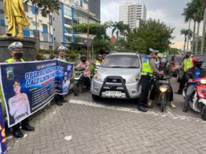 Personil Sat Lantas Polres Sukoharjo Bagikan Takjil saat Ops Keselamatan Candi