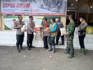 Kapolresta Pati Berikan Bantuan Kepada Warga Terdampak Banjir di Pati