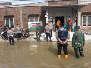 Bantuan Sembako Diberikan Kapolresta Pati kepada Kepala Desa Terdampak Banjir