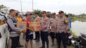 Sebanyak 150 Takjil Dibagikan Polsek Juwana pada Warga Terdampak Banjir