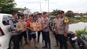 Polsek Juwana Polresta Pati Gelar Aksi Kemanusiaan: Bagikan Takjil untuk Korban Banjir