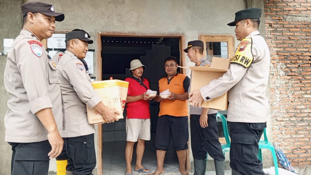 Bansos Takjil dari Polsek Juwana untuk Warga Desa Bumirejo, Desa Jepuro, dan Desa Kedungpancing