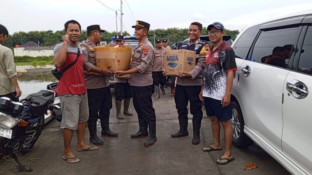 Kapolsek Juwana Ali Mahmudi Koordinir Pembagian Takjil kepada Warga Terdampak Banjir