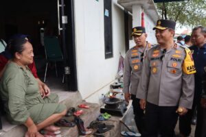 Kapolda Jateng Berikan Bantuan Sembako Untuk Korban Banjir di Juwana Pati