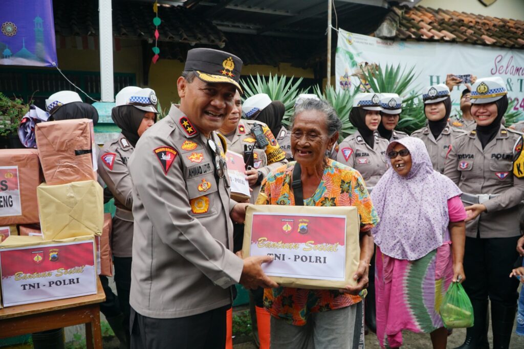 Kapolda Jateng Salurkan Bantuan Sosial Kepada 1040 Pengungsi Akibat Banjir di Kudus