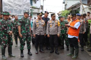 Kapolda Jawa Tengah Salurkan Bantuan Sosial Kepada 1040 Korban Banjir di Kudus