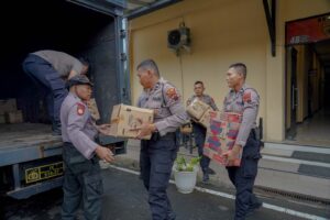 Berikan Bantuan, Polres Batang Peduli Warga Terdampak Banjir di Pekalongan