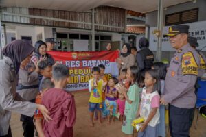 Beri Bantuan Warga Terdampak Banjir di Pekalongan, Polres Batang Wujudkan Kepedulian