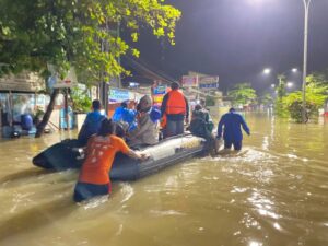 Ditpolairud Polda Jateng turunkan Perahu Karet & Truk Dinas di Kaligawe Semarang