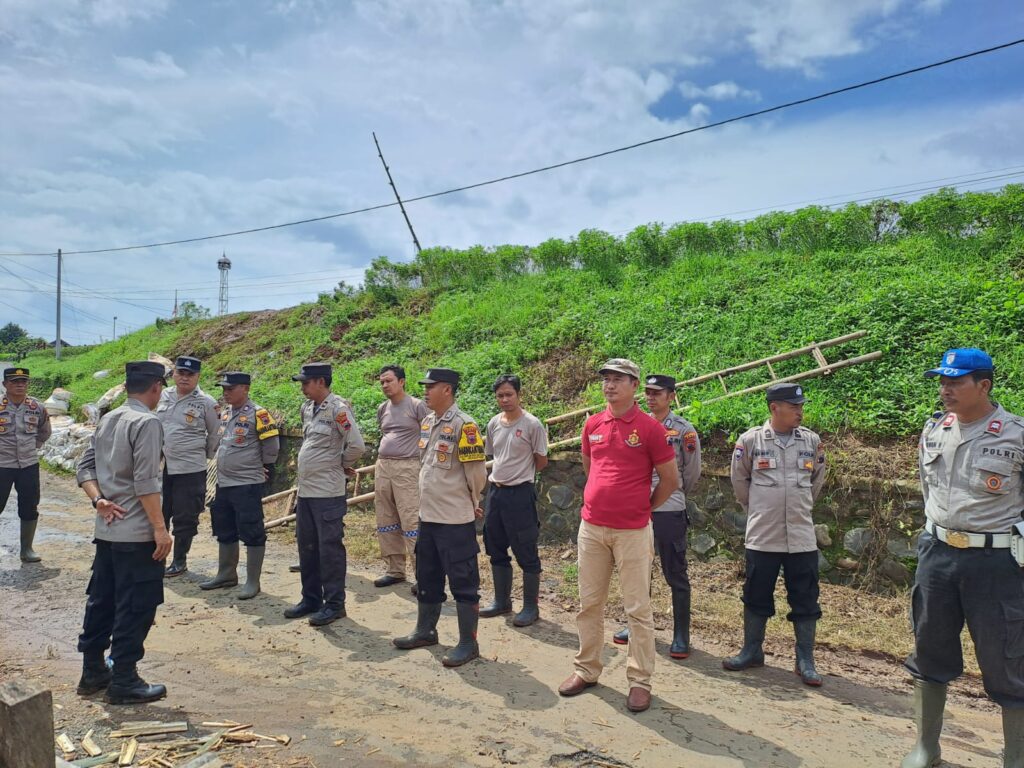 Kapolsek Margoyoso dan Warga Bersama Perbaiki Tanggul Sungai di Desa Tunjungrejo