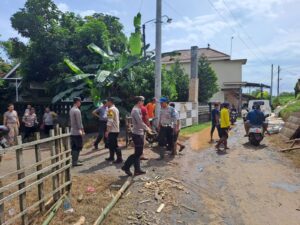 Kapolsek Margoyoso Ajak Warga Kerja Bakti Tanggul Sungai yang Tergerus