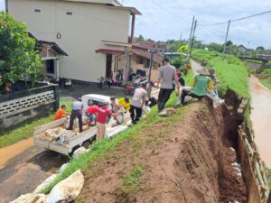 Kapolsek Margoyoso Bersama Warga Perbaiki Tanggul Sungai yang Jebol