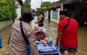 Evakuasi Lansia Terpaksa di Tengah Banjir Doropayung: Kisah Perjuangan Tim Gabungan