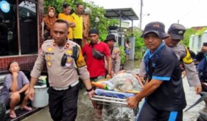 Kisah Lansia Rohaidah (82) yang Dievakuasi dari Banjir: Perjuangan dalam Kondisi Darurat